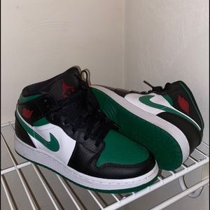 ‘Pine Green’ Nike Jordan 1s mid